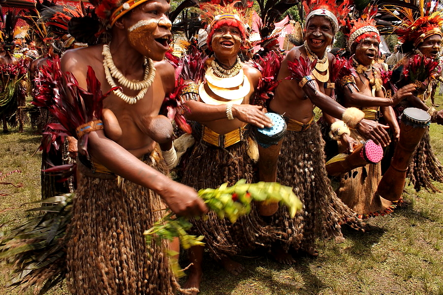 Papua New Guinea women dancing